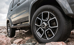 Легкосплавные диски 18" нового дизайна «Танами» с шинами 245/60 R18, запасное стальное колесо временного использования чёрного цвета с шиной 225/75 R16 